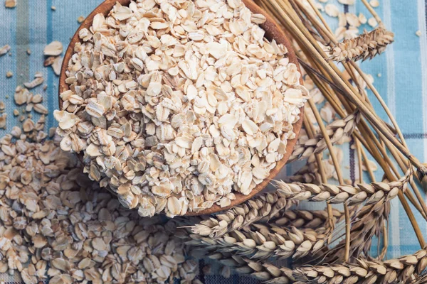 Copos de avena en tazón —  Fotos de Stock