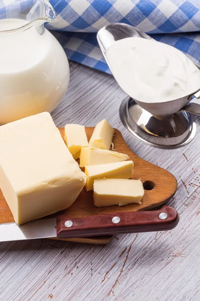 Produtos lácteos - manteiga, nata azeda, leite — Fotografia de Stock