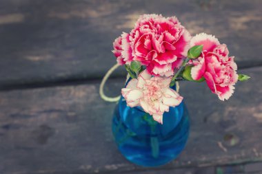 ahşap zemin üzerinde taze çiçekler