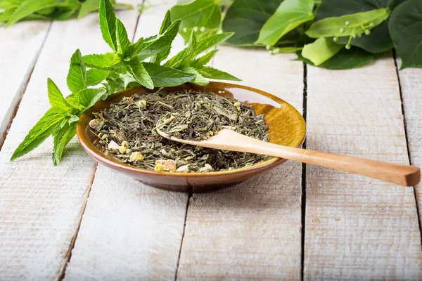 Tabakta kuru bitki çayı — Stok fotoğraf
