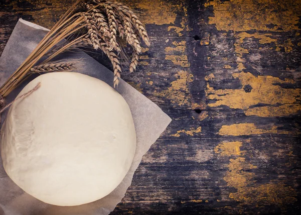 Dough on wooden board — Stock Photo, Image