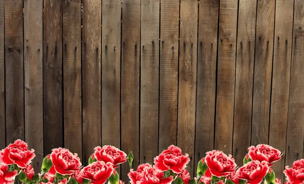 Old wooden fence and flowers. — Stock Photo, Image