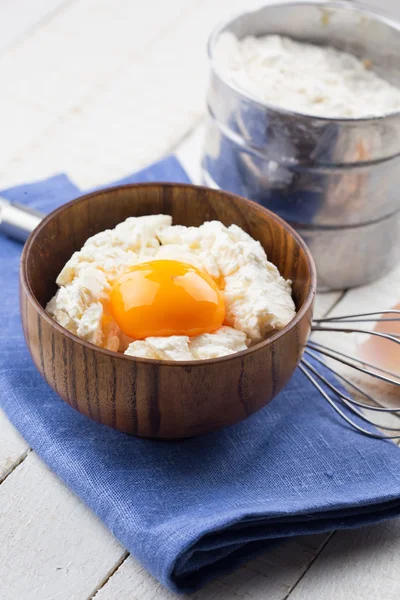 Cottage cheese and egg — Stock Photo, Image