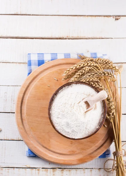 Flour in wooden bowl on table — Stock Photo, Image