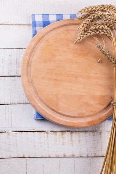 Empty cutting board on white table.  Place for your text. — Stock Photo, Image