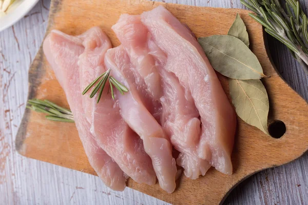 Frango fresco na mesa de madeira — Fotografia de Stock