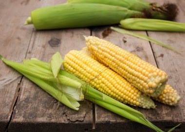 Tahta arka planda taze mısır