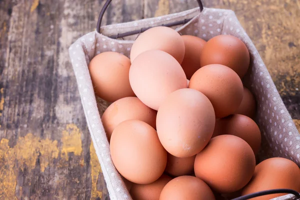 Huevos frescos sobre fondo de madera — Foto de Stock