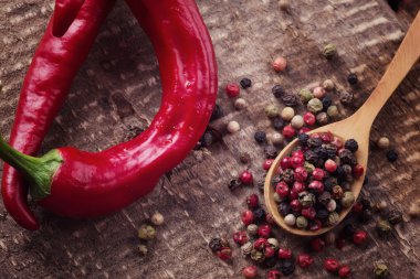 karışık biber ve ahşap zemin üzerine kırmızı biber