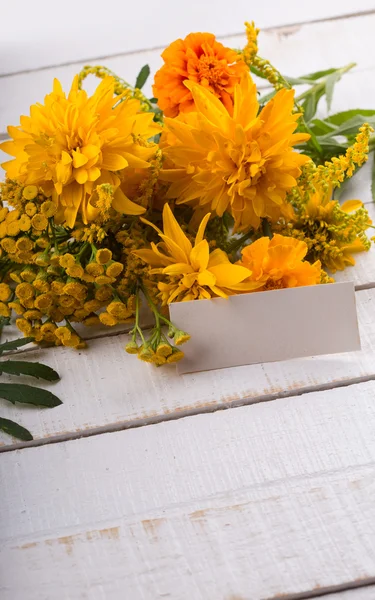 Flores de otoño en la mesa — Foto de Stock