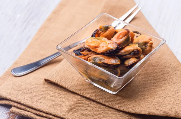 Mussels in bowl — Stock Photo, Image