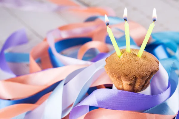 Bolo de aniversário com velas — Fotografia de Stock