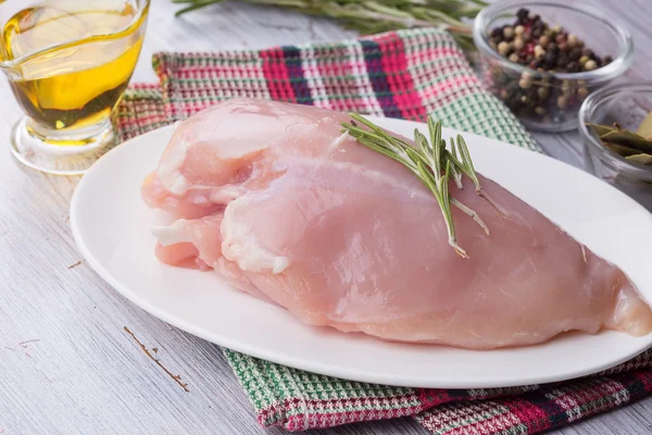 Frisches Huhn auf Holztisch — Stockfoto