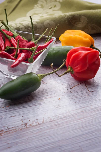 Diversi peperoncini freschi — Foto Stock