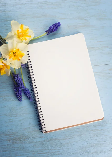 Notepad with flowers — Stock Photo, Image