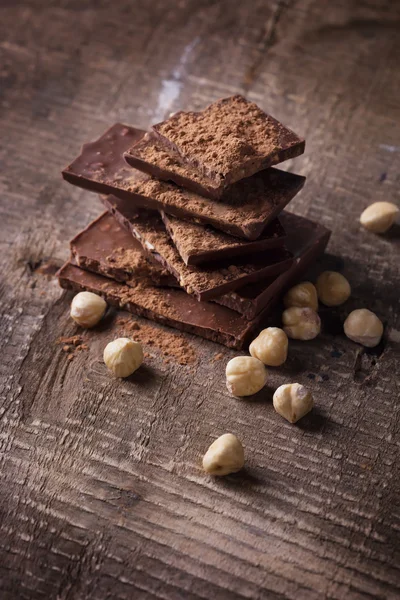 Chokolate bitar med nötter — Stockfoto