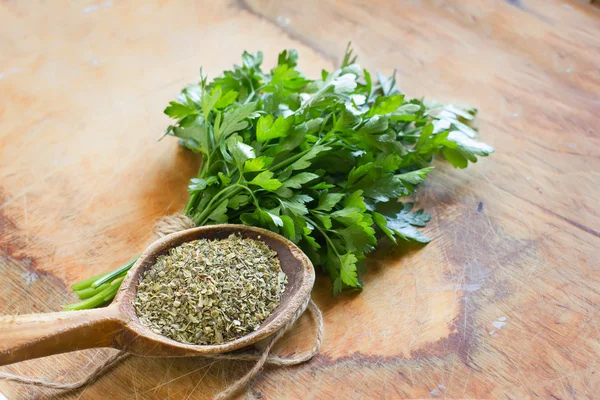 Fresh  and dry parsley — Stock Photo, Image