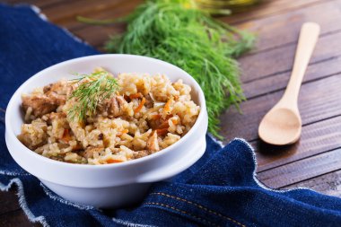 pilav tabağı üzerinde