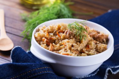 pilav tabağı üzerinde