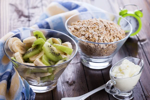 Oat flakes and salad — Stock Photo, Image