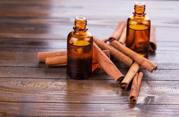 Essential aroma oil with cinnamon — Stock Photo, Image