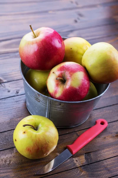 Jablka v kovové může — Stock fotografie