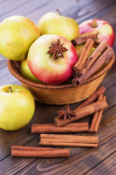 Elma ve baharatlar — Stok fotoğraf