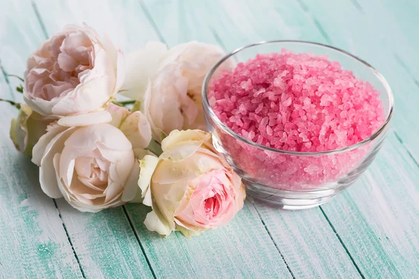 Sea salt with roses — Stock Photo, Image