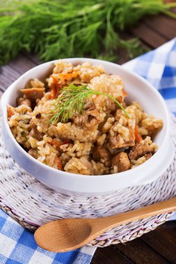 pilav tabağı üzerinde