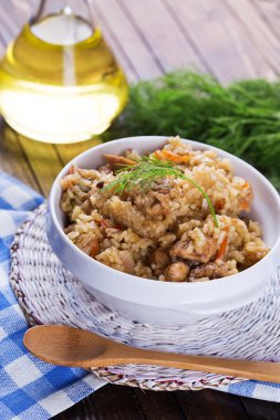 pilav tabağı üzerinde