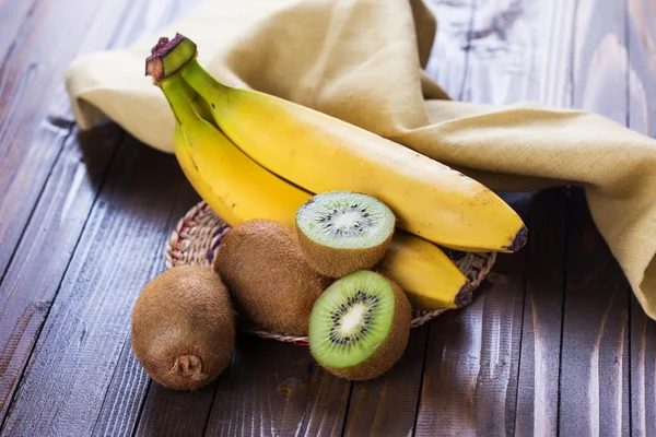 Fresh kiwi and bananas — Stock Photo, Image