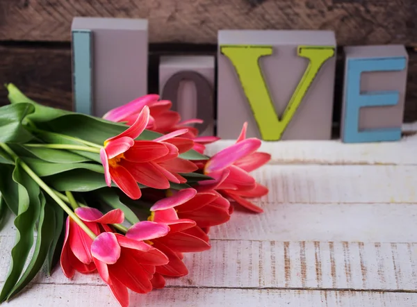 Flores e palavra amor — Fotografia de Stock