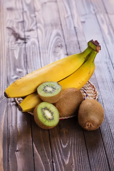 Kiwi und Bananen — Stockfoto