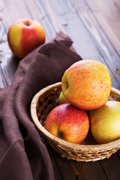 Manzanas en cubo — Foto de Stock