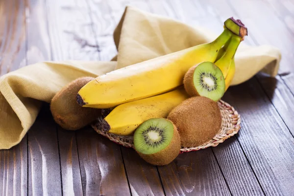 Kiwi e bananas — Fotografia de Stock