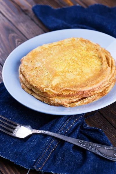 Pfannkuchen auf Teller — Stockfoto