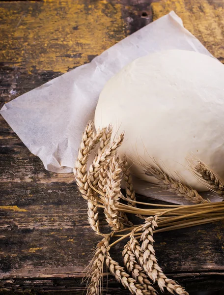 Pasta su tavola di legno — Foto Stock