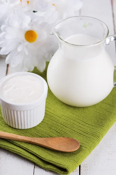 Leche y crema agria — Foto de Stock