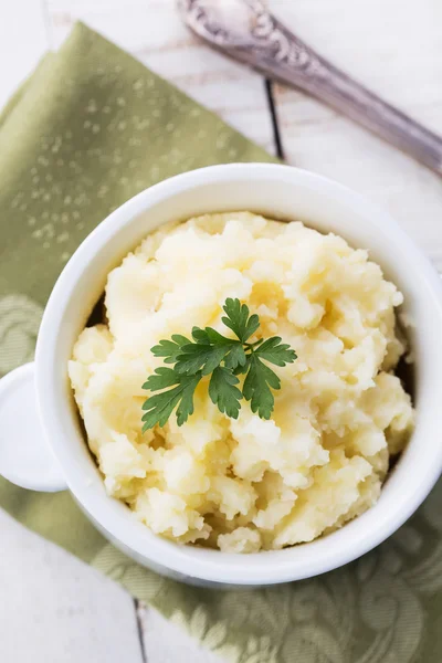 Geprakte aardappel in kom — Stockfoto