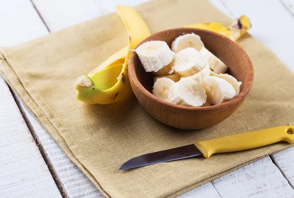 Banana fatiada em tigela — Fotografia de Stock