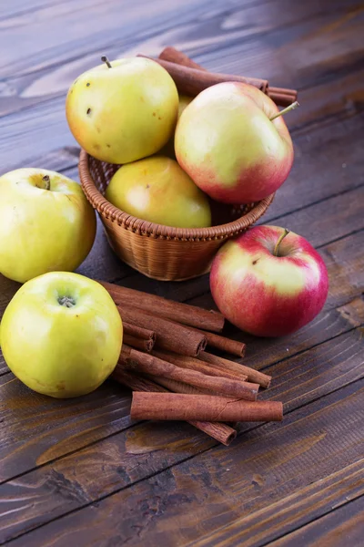 Fresh apples, cinnamon — Stock Photo, Image