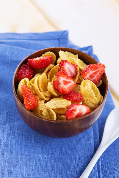 Cornflakes with strawberries — Stock Photo, Image