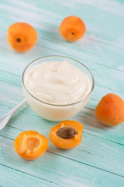 Kayısı ile yoğurt