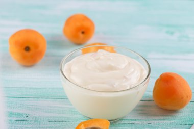 Kayısı ile yoğurt