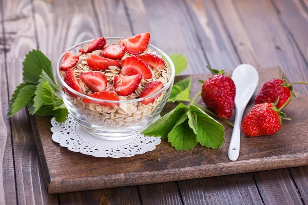 Fiocchi d'avena con fragole — Foto Stock