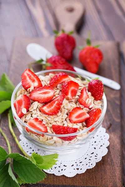 Oat flakes with strawberries — Stock Photo, Image