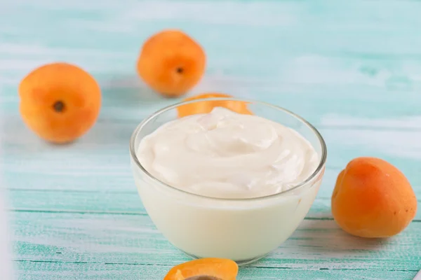 Yogur con albaricoques — Foto de Stock