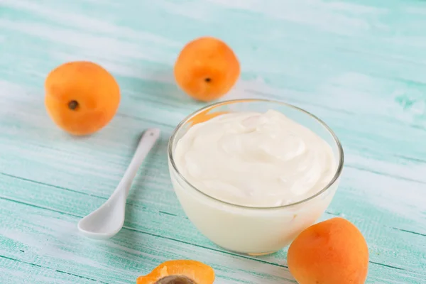 Йогурт с абрикосами — стоковое фото