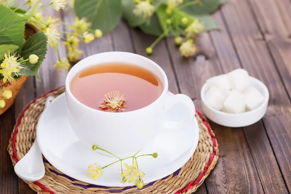 Fresh tea with linden — Stock Photo, Image