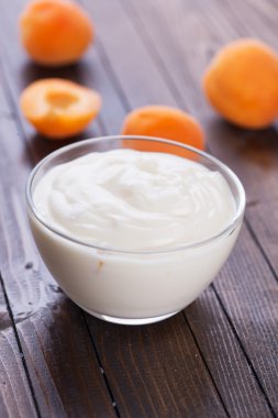 Kayısı ile yoğurt